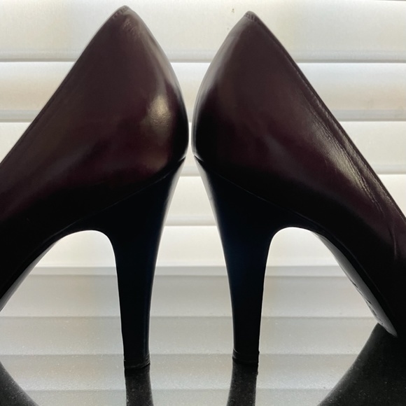 REDUCED Authentic ✨  CHANEL  pumps in aubergine w cap toe logo.  Size 38.5 - Picture 5 of 15